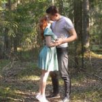 Crvenokosa Ruskinja i dečko u šumi